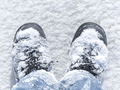 脚被雪覆盖，代表冷脚