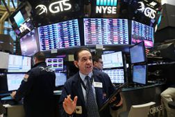2018年2月6日在纽约市的纽约证券交易所（纽约证券交易所）的贸易商工作。在周一超过1000点下降之后，道琼斯工业平均水平在早晨交易下跌超过500点。