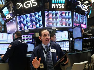 2月6日，交易员在纽约证券交易所交易大厅内工作。道琼斯工业平均指数在星期一下跌超过1000点之后，在上午的交易中一度下跌超过500点。