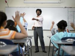 男老师站在学生(8-10人)面前举手