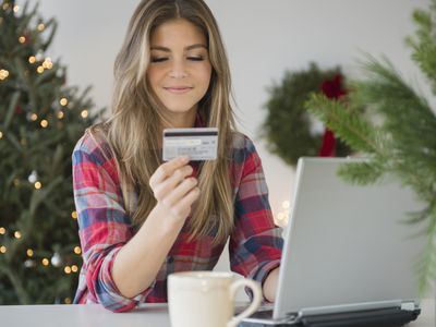在线购物期间使用信用卡的年轻女子