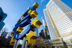 在欧洲中央银行大厦前面的欧洲标志雕塑在法兰克福
