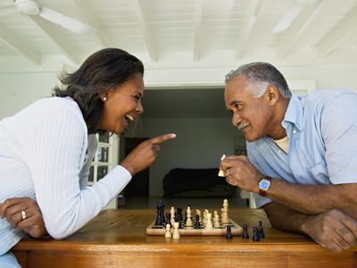 男人和女人微笑着在国际象棋比赛