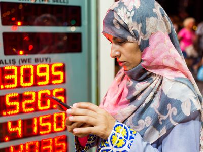 女人在货币兑换亭前检查她的手机