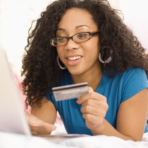 一位女士在网上使用她的第一张信用卡