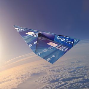 信用卡与现金返还奖励折叠成纸飞机在大气
