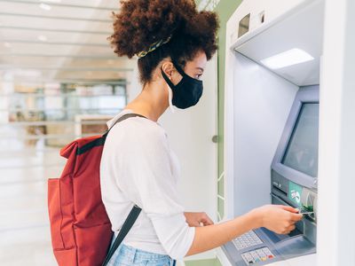 女人使用ATM