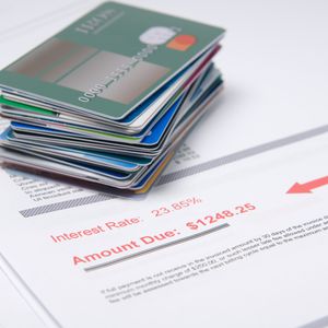 一堆信用卡，用红色标记