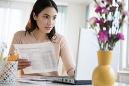 西班牙裔妇女用笔记本电脑付账