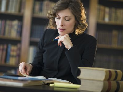一个在图书馆学习的女人