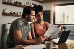 一对夫妇在制定减少债务计划时审查了他们的信用卡债务。