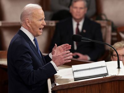 美国总统乔·拜登（Joe Biden）在2022年3月1日在华盛顿特区举行的美国国会议会大厦众议院议会联席会议上发表了国情变。