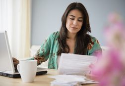 女人用笔记本电脑支付账单