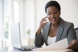 黑人女实业家谈话在手机