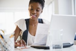 黑人女性在网上进行支付
