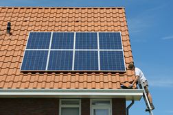 工人检查新屋屋顶太阳能板的安装