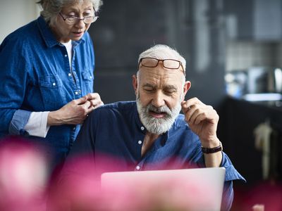 年长的夫妇看着他们的退休收入收到生活费调整后(可乐). .