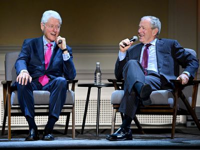 前总统比尔·克林顿（Bill Clinton）和乔治·W·布什（George W. Bush）在舞台上讲话