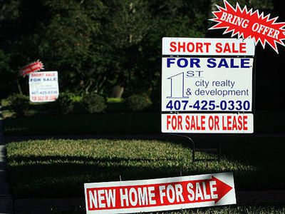 两家房屋与草坪标志并排广告卖空在家中，要求买家带上报价