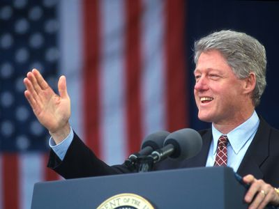 1995年，比尔·克林顿总统在美国国旗前发表演讲