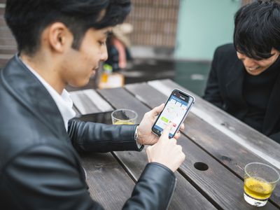 使用智能手机的年轻日本人在线交易
