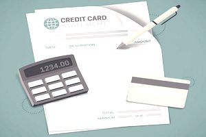 信用卡语句，笔，计算器和信用卡的插图确定是否应支付最低付款