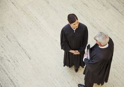 两名法官在法院走廊上谈话的俯视图