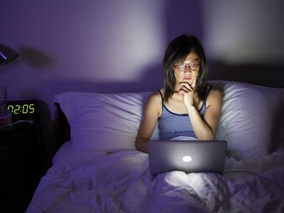 一个女人在电脑前熬夜了