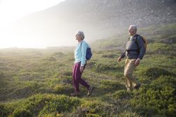 徒步旅行在山的退休的夫妇。