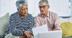 老夫妇在家里查看他们的退休账户