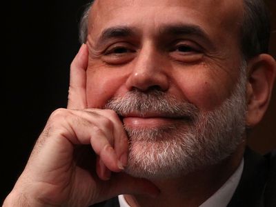 美联储董事会主席本·伯南克（Ben Bernanke）手头