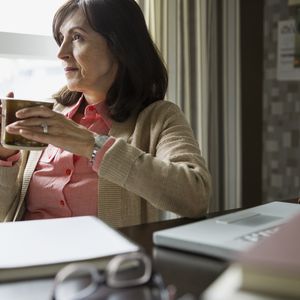 一个女人不知道她能不能从她的401k养老金里拿钱