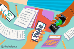 图像显示了三个不同的手，在显示页面上拿着带有预算应用程序的智能手机。ManBetX万博体育app桌子上覆盖着收据，计算器和铅笔。“width=