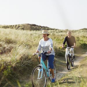 退休夫妇骑自行车