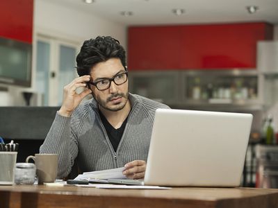西班牙裔男子在计算机上支付账单