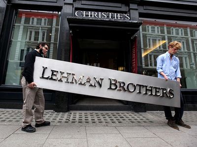 佳士得拍卖行的两名男性雇员正在操纵雷曼兄弟公司的标志，为该公司的资产清算做准备。