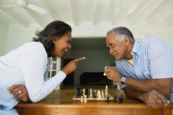 男人和女人微笑着在国际象棋比赛