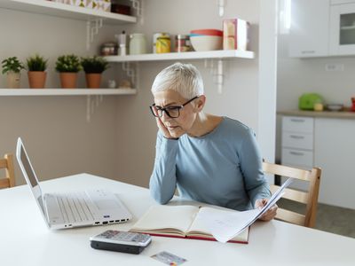 一位成熟的女性在笔记本电脑上查看她的退休账户。